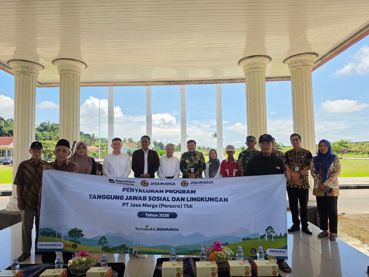 TMJ Peduli Salurkan 200 Paket Sembako bagi Warga Terdampak Pembangunan Akses Tol Pattimura